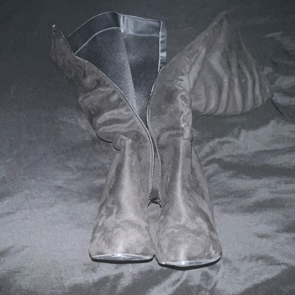 Simple black, high heel boots - Picture 2 of 3